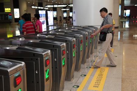 北京地铁收费惊现漏洞：免费充个值?